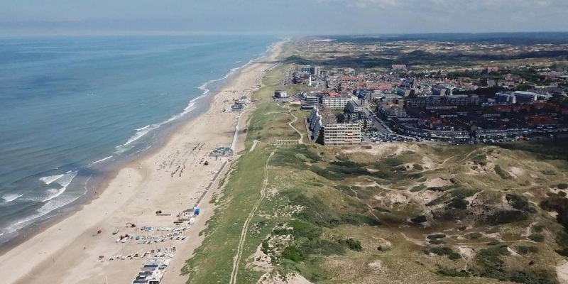 Luchtfoto van de kustlijn van Egmond aan Zee